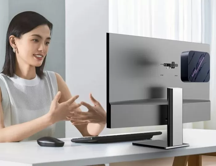 Soporte VESA con mini PC conectado detrás del monitor