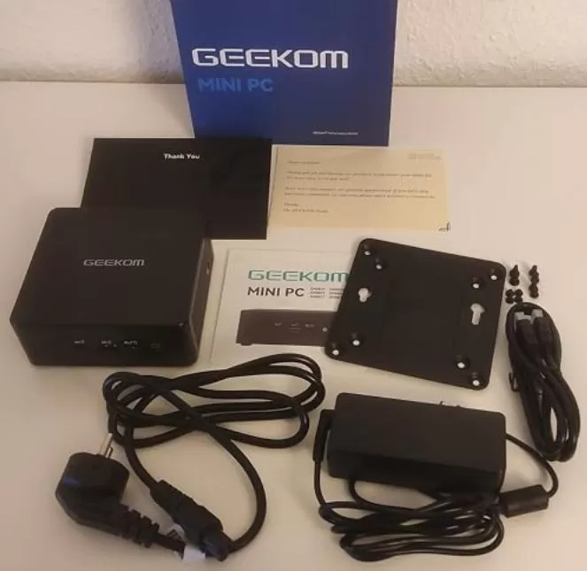 Unboxing and Box Contents of the GEEKOM IT8 i5-8259u