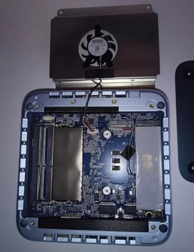 Interior view of the Getorli AT103 mini PC