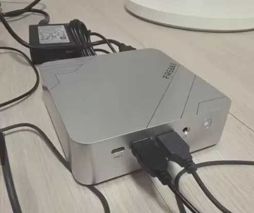 Connection and external appearance with cabling of the Firebat F1P mini PC
